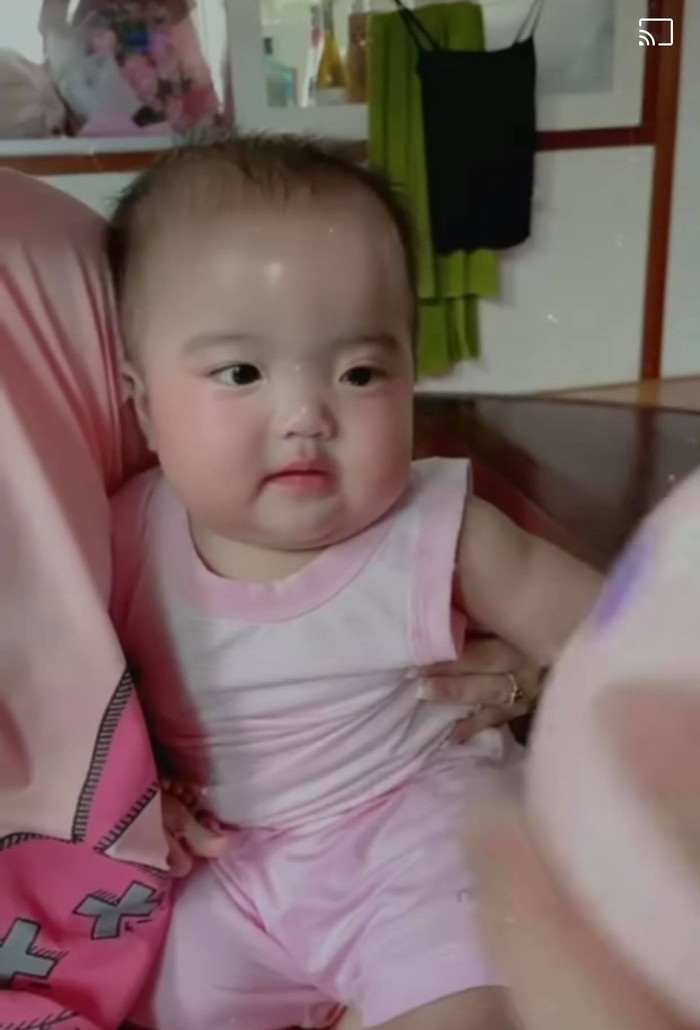 Bà xã Mạc Văn Khoa chia sẻ clip chơi đùa cùng con gái.