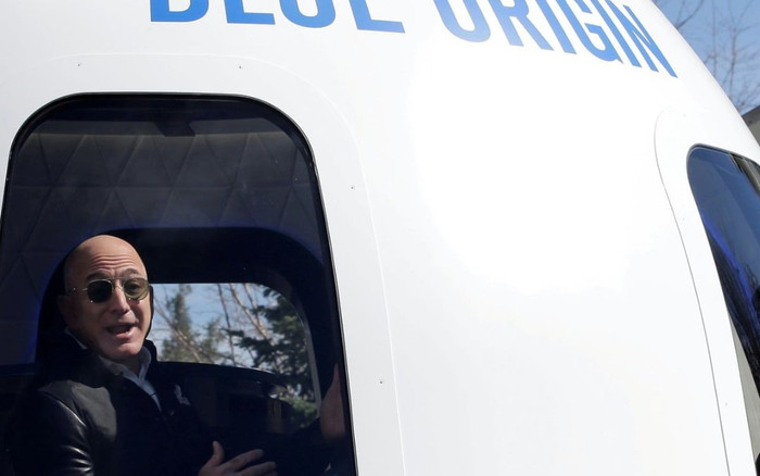 Đại gia giấu mặt chi 28 triệu USD để bay vào vũ trụ trong 10 phút cùng Jeff Bezos Ảnh 2