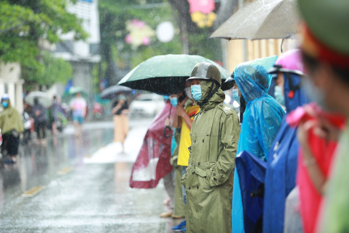 Ngày cuối kỳ thi vào lớp 10, phụ huynh đội mưa chờ con, thí sinh tự tin 'không môn nào dưới 8,5 điểm' Ảnh 8