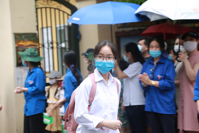 Bạn Bùi Thị Thu Hiền tự tin với bài thi của mình.