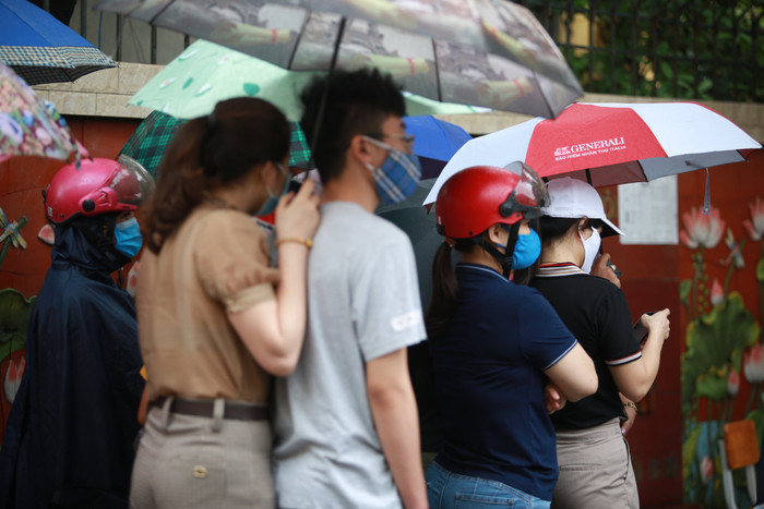 Ngày cuối kỳ thi vào lớp 10, phụ huynh đội mưa chờ con, thí sinh tự tin 'không môn nào dưới 8,5 điểm' Ảnh 3