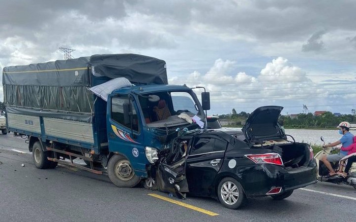 Hưng Yên: Ô tô con đấu đầu xe tải khiến 3 người tử vong, trong đó có cháu bé 4 tuổi Ảnh 2