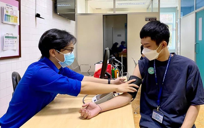 Hơn 200 sinh viên tham gia phòng chống dịch được tiêm vắc-xin Covid-19 Ảnh 2