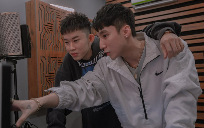 Kay Trần khoe ảnh Sơn Tùng tận tình góp ý màn comeback, nhưng dân tình chỉ chăm chăm vào điều khác Ảnh 2