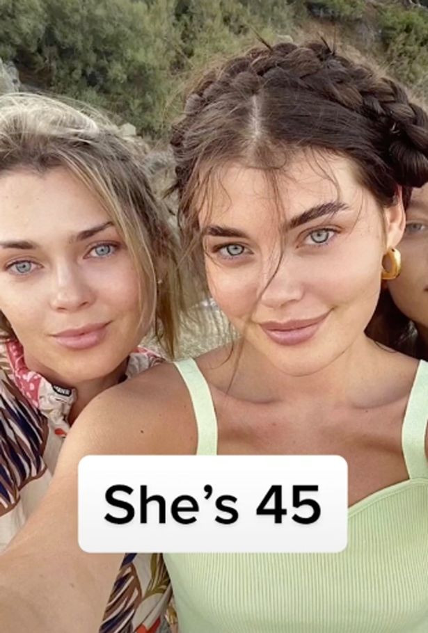 Liza chụp cùng mẹ.