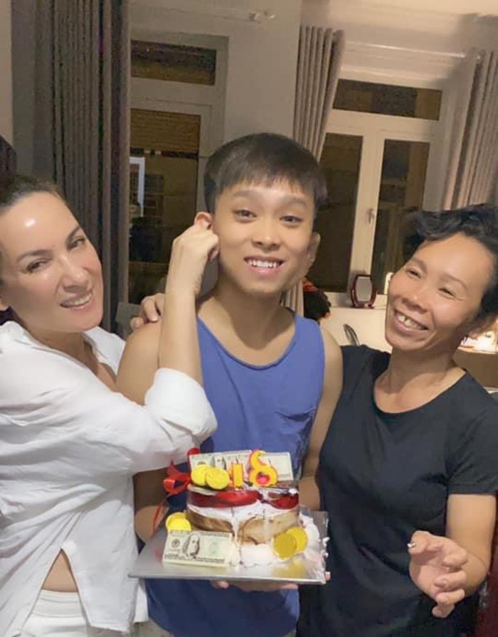 Hiện tại Hồ Văn Cường đang sống cùng mẹ nuôi Phi Nhung.