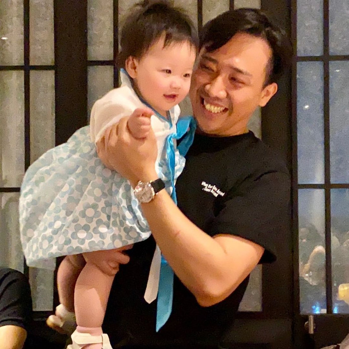 Trấn Thành rất cưng chiều cô cháu gái này của mình.
