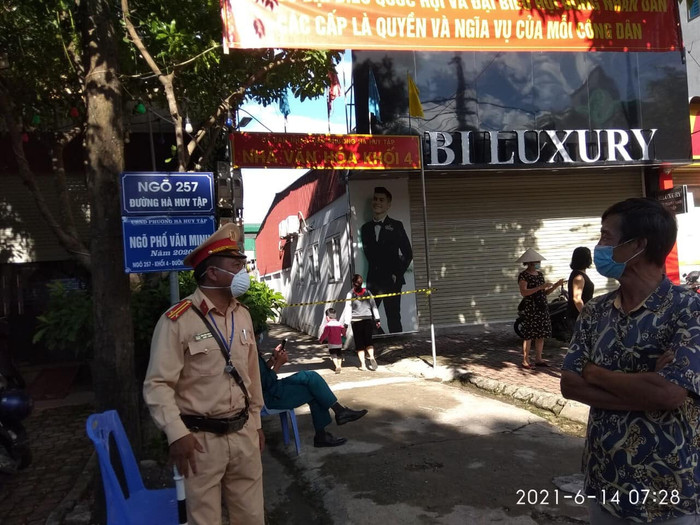 Lực lượng chức năng phong tỏa các tuyến đường tại phường Hà Huy Tập