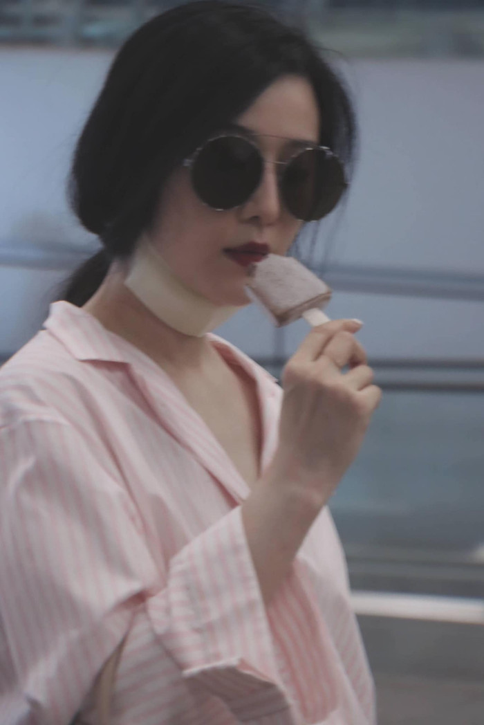 Đại minh tinh rất mãn nguyện và thích thú khi được ăn kem tại sân bay trước mặt bao nhiêu con người