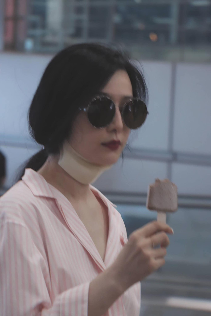 Tóc tai hơi bù xù nhưng khoảnh khắc ăn kem của mỹ nhân Cbiz khiến dân tình cứ chăm chú