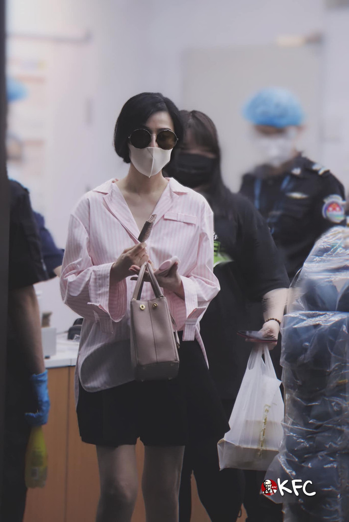 Người đẹp chọn áo sơ mi kẻ sọc oversized kết hợp với dạng váy quần đen ngắn