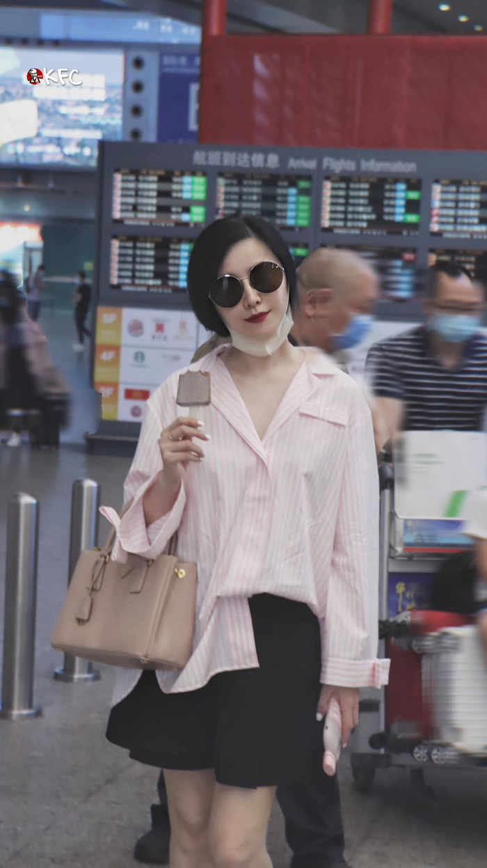 Mỹ nhân Cbiz vừa đi vừa ăn kem ngon lành lọt vào ống kính của tay săn ảnh