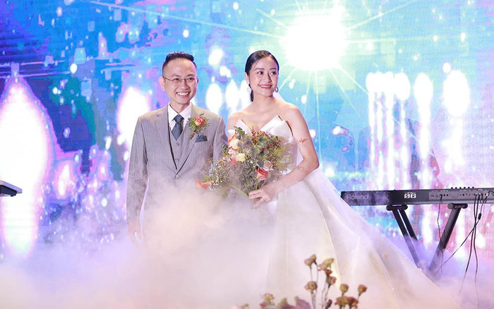 MC Phí Linh rạng rỡ trong ngày cưới.