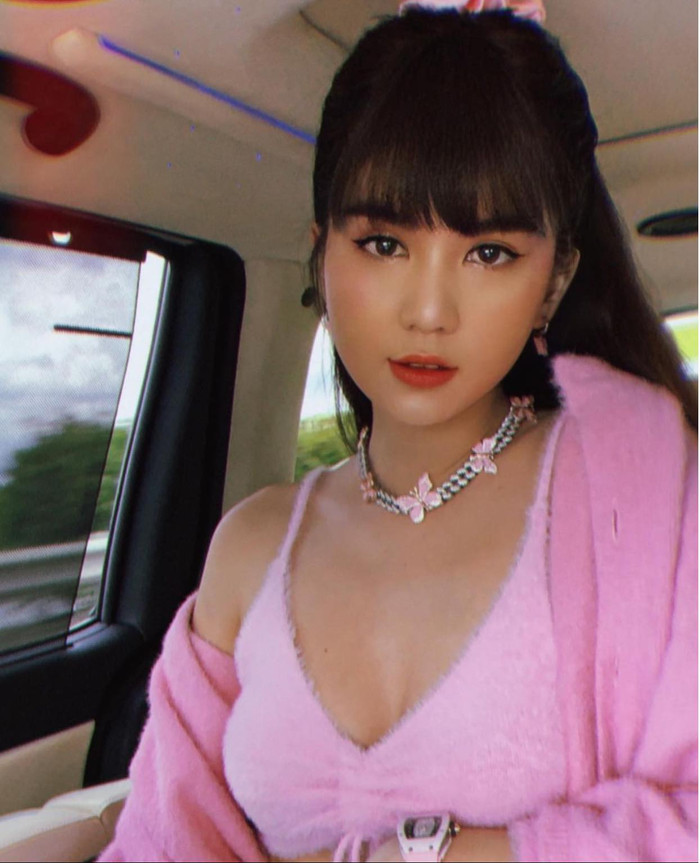 Tông makeup cô chọn với đường nét eyeliner sắc sảo