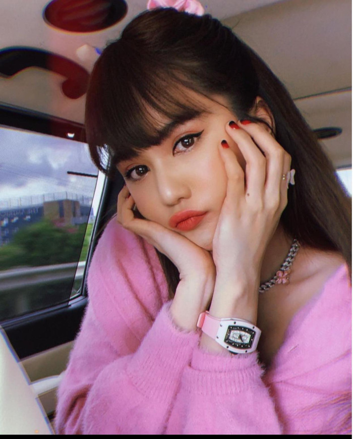 Biểu cảm đáng yêu của Ngọc Trinh trong loạt ảnh selfie mới