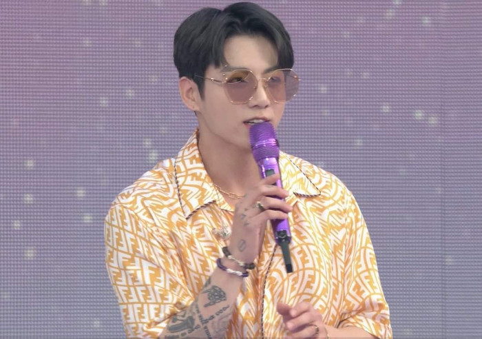 Hình ảnh của em út nhà BTS hiện tràn ngập Twitter.