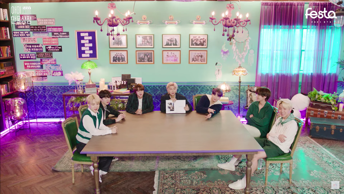 Các thành viên vui vẻ hồi tưởng quá khứ.