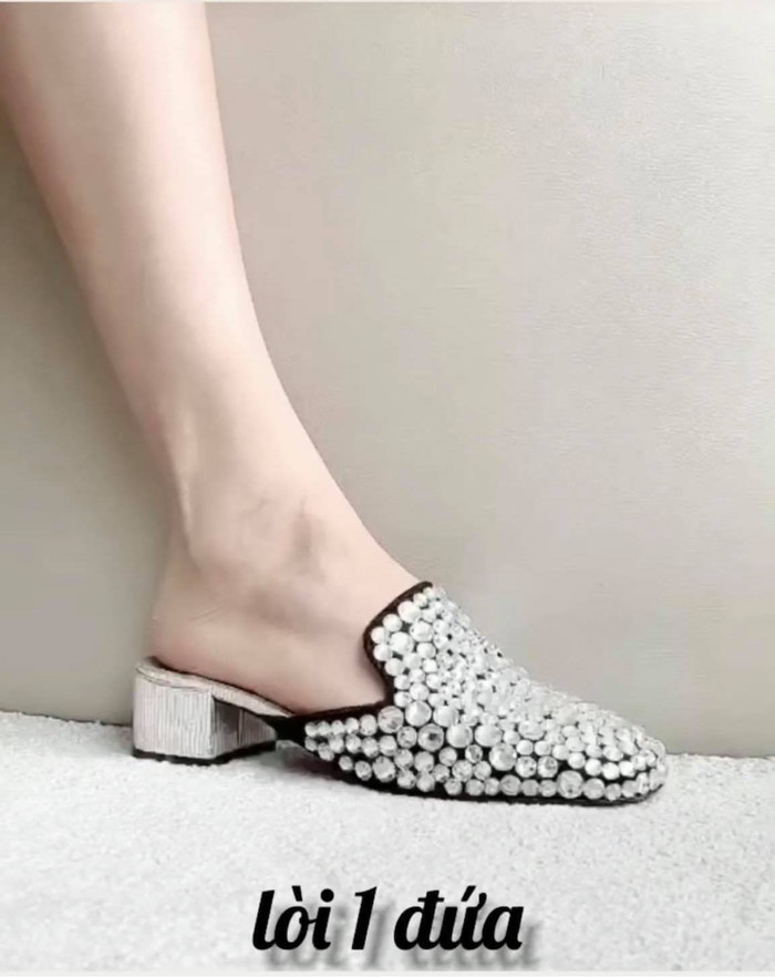 Và khi có con, giày muller dễ mang, dễ cởi cho thấy nhịp điệu cập rập, vất vả của người phụ nữ...