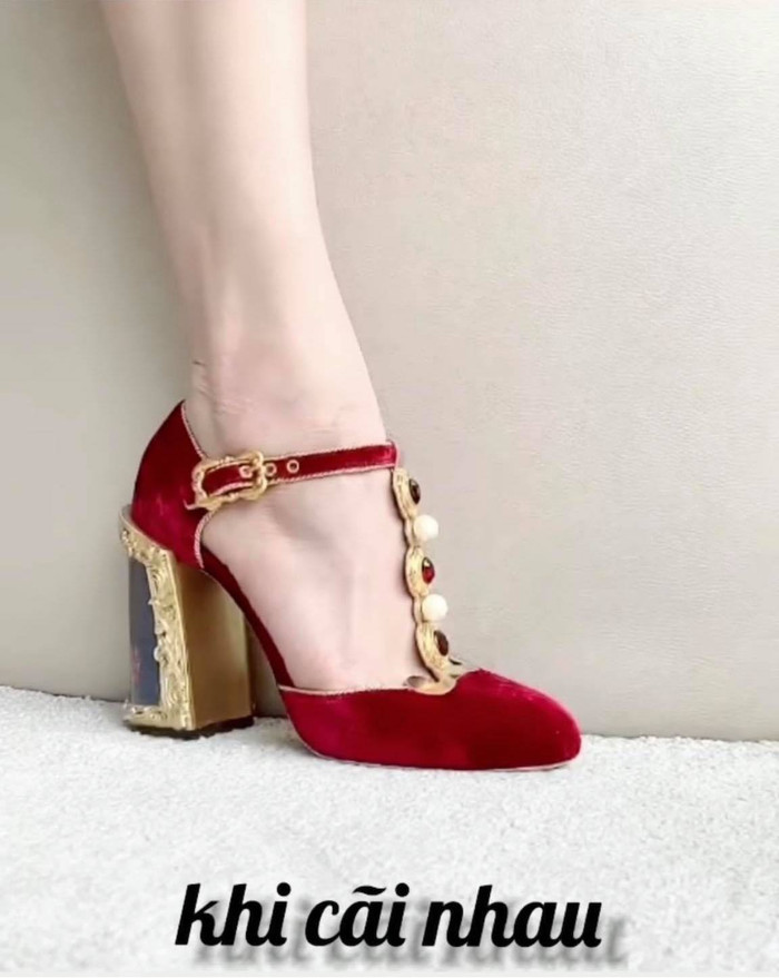 Ngoài chiếc đế nhìn là thấy cứng... Nhiều người còn cho rằng Hà Hồ ngụ ý đến việc có cãi nhau thì chia tay và tìm người khác... Bởi phom dáng đôi giày này và thiết kế mang khi độc thân không khác nhau là mấy.