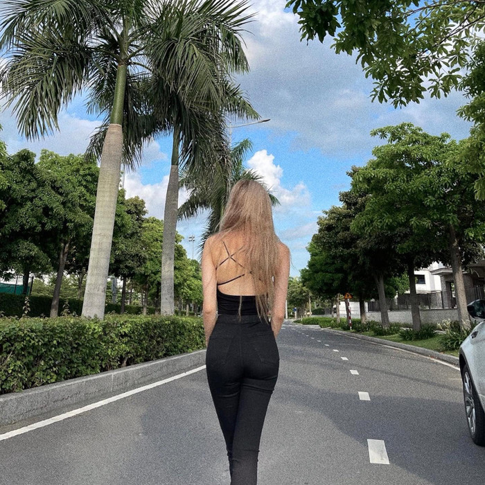 Thân hình đẹp, không chút mỡ thừa từ đằng trước đến đằng sau của Thiều Bảo Trâm