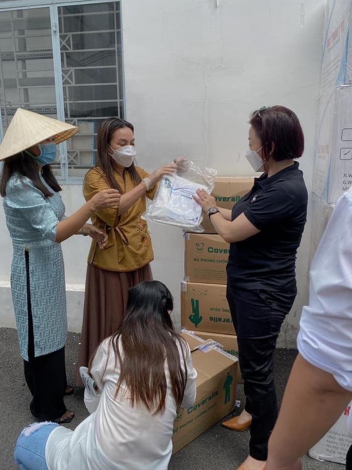 Bị chê diễn sâu khi làm từ thiện giữa bão drama, Phi Nhung lên tiếng: 'Dạ không sao' Ảnh 4