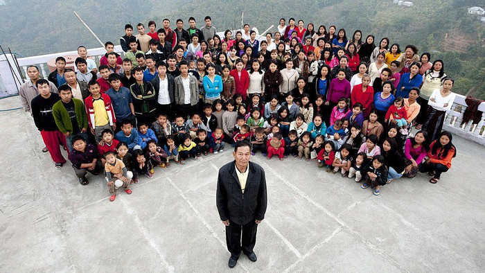 Ông Ziona Chana và các thành viên trong gia đình.
