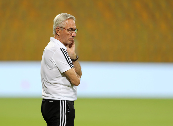 HLV Bert van Marwijk cảnh báo cầu thủ UAE không được phép chủ quan và chơi cẩu thả trước Việt Nam như thể hiện trước Indonesia.