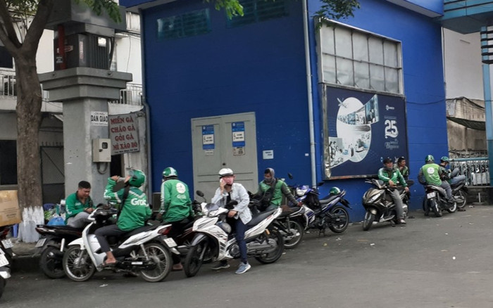 TP.HCM lo ngại nguy cơ lây dịch bệnh từ đội ngũ xe ôm Ảnh 2