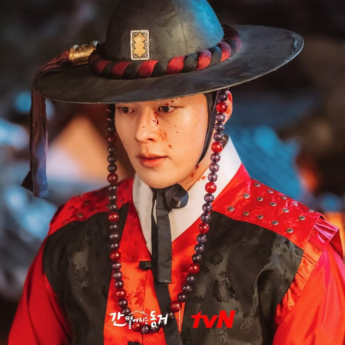 Shin Woo Yeo là tướng quân và cứu sống một cô gái