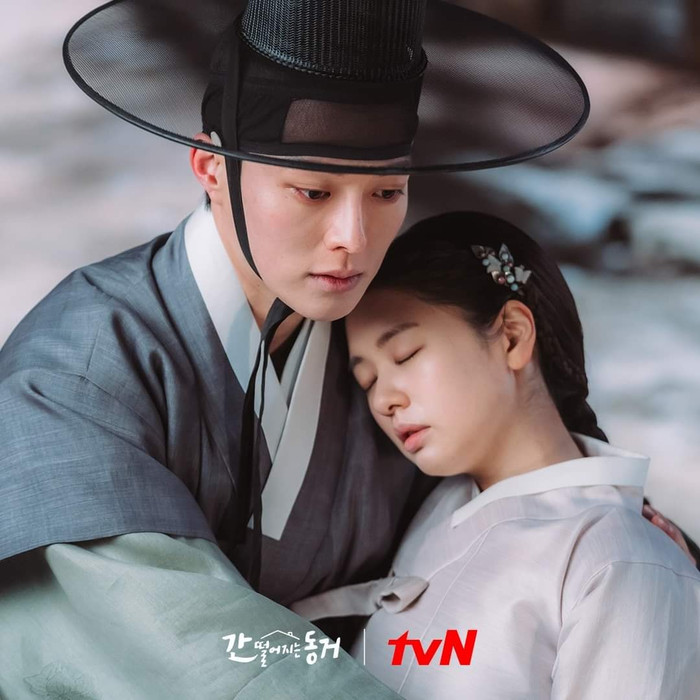 Dù đôi lần muốn lấy viên ngọc ra nhưng Shin Woo Yeo lại do dự