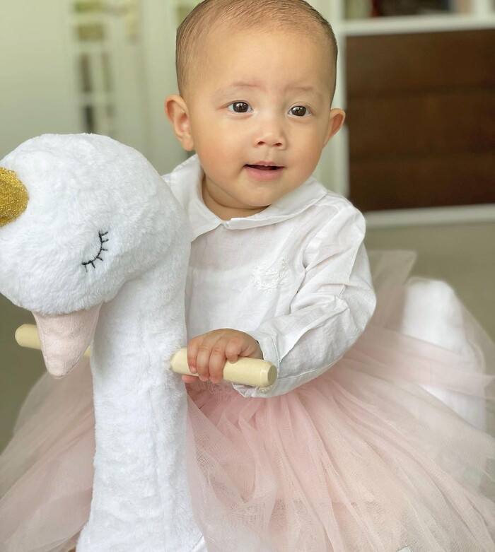 Không hài hước giống em trai Leon, bé Lisa lúc nào cũng trông nhu mì, thục đảm.