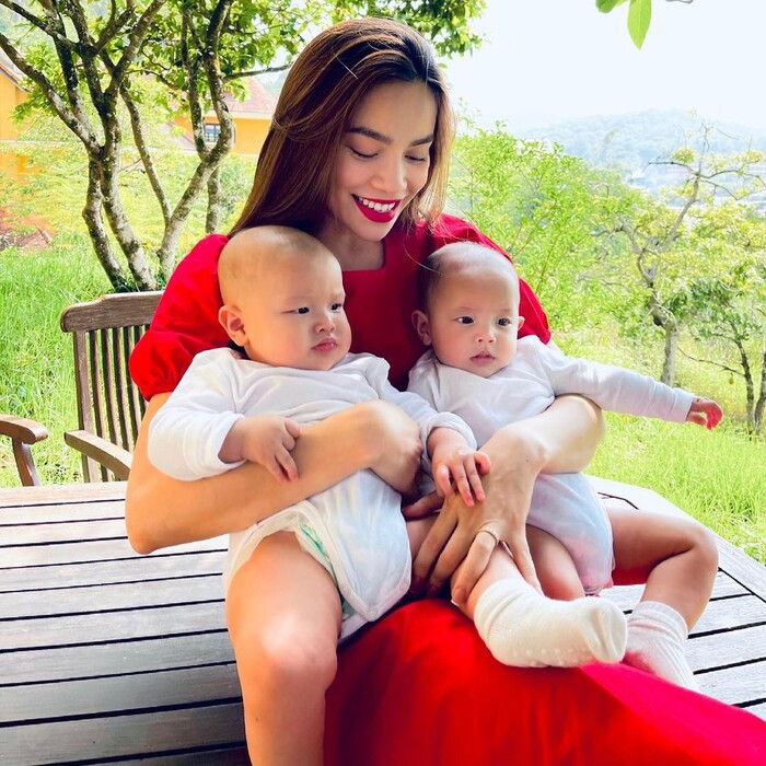 Việc mua cho Lisa chiếc bập bênh vừa đắt tiền vừa xinh đẹp thế này, chứng tỏ Hồ Ngọc Hà vô cùng ưu ái cho cô con gái rượu của mình.