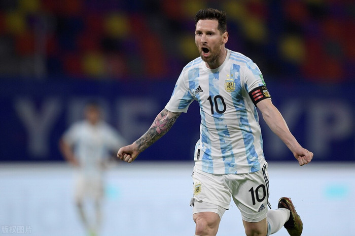 Messi sút phạt hoàn hảo ghi bàn, nhưng Argentina vẫn bị Chile chia điểm.
