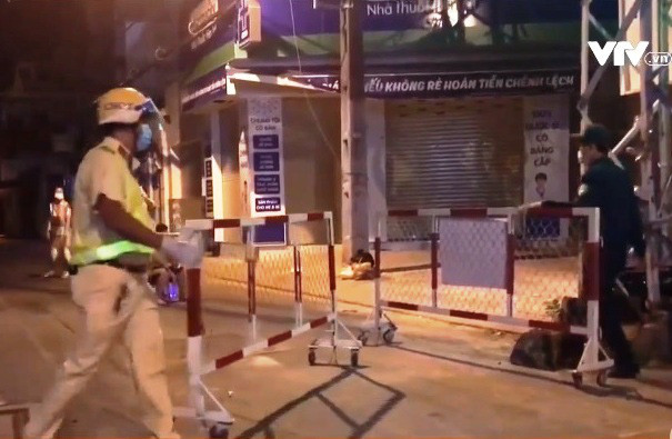 Gỡ chốt kiểm soát ở quận Gò Vấp. Ảnh VTV