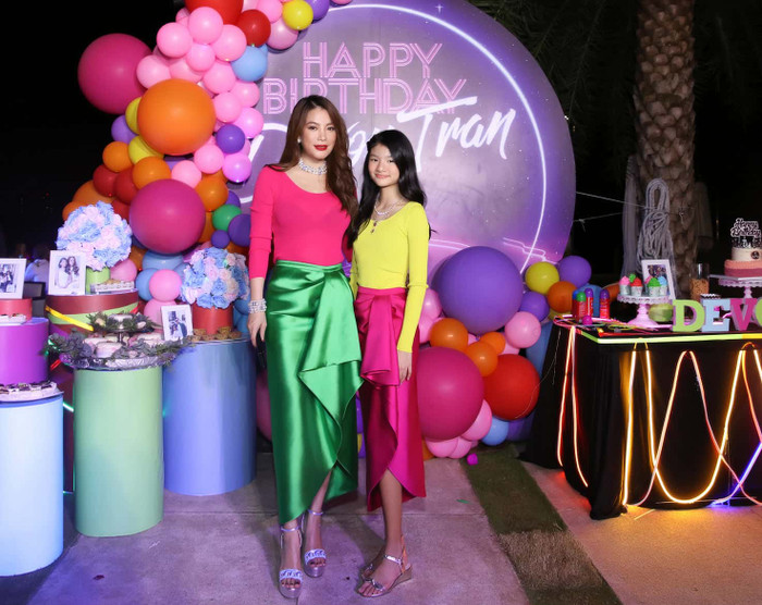 Trước đó, Trương Ngọc Ánh cũng từng mắc lỗi với màu hồng khi diện đồ đôi giống con gái. Tuy rất ý nghĩa nhưng phần áo ôm sát đã để lộ bắp tay to, hình thể có phần 'vạm vỡ' của người đẹp.