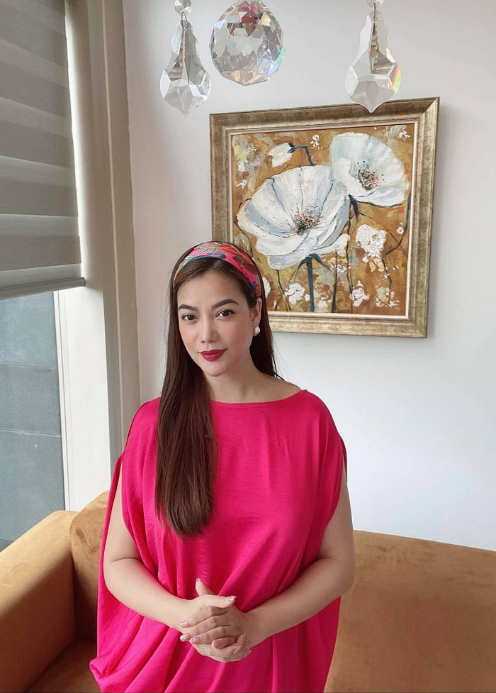 Phom dáng suông rộng, 'nuốt trọn' đường cong cũng làm khán giả ngơ ngác khi ngắm nhìn cô, Dù rằng gương mặt vẫn rất trẻ trung, xinh đẹp.