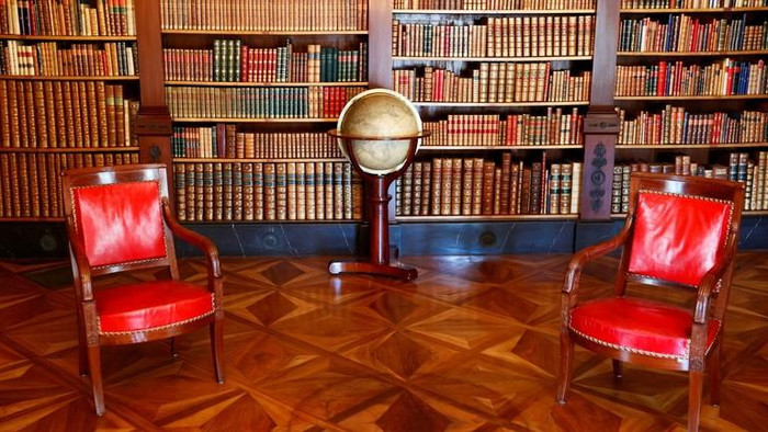 Thư viện lớn trong Villa La Grange.