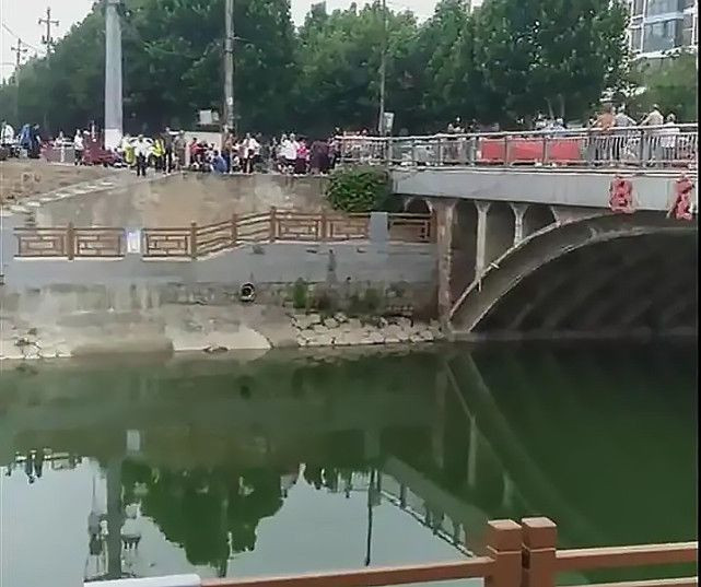 Nơi nhóm bạn trẻ tụ tập uống rượu lúc rạng sáng.