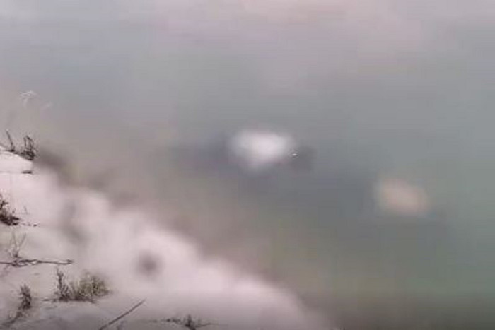 Thi thể của các nạn nhân nổi trên mặt nước.