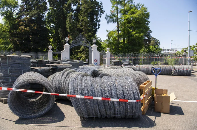 Hàng rào dây thép gai được lắp đặt quanh khuôn viên nơi cuộc gặp lịch sử diễn ra. Ảnh: Keystone/Martial Trezzini