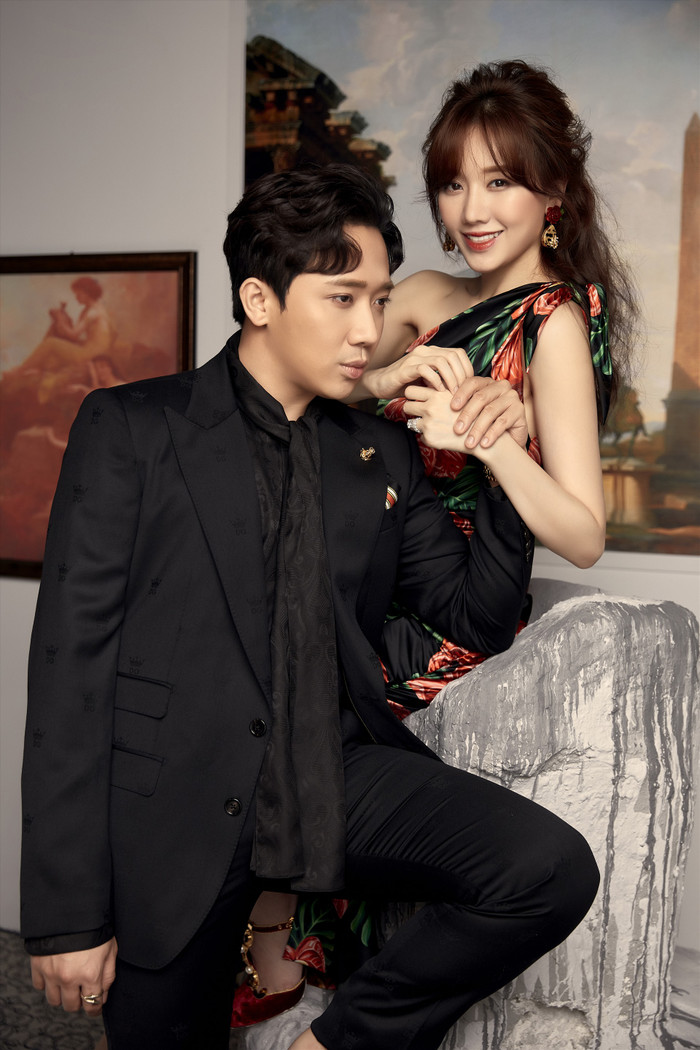 Lần này Hari Won đăng tải đoạn clip Trấn Thành cover Sao anh chưa về mà còn khen ngợi ông xã dễ thương thế này nên khiến không ít fan lấy làm 'lạ'.