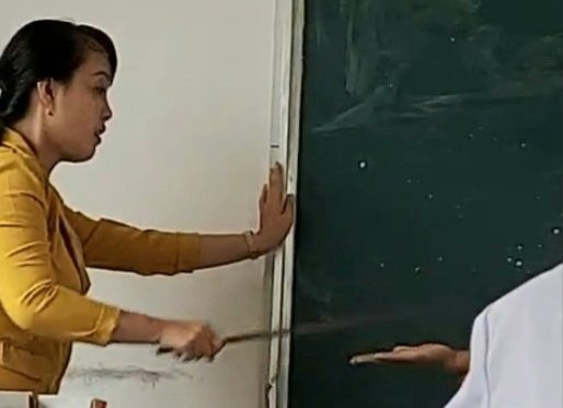 Cô giáo dùng thước đánh vào tay học sinh thừa nhận lỗi lầm, xin lỗi phụ huynh và học sinh. Ảnh cắt từ clip