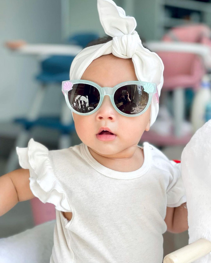 Loạt ảnh Lisa với chiếc mắt kính và khăn quấn đầu cực sành điệu được mẹ Hà tung sáng nay.