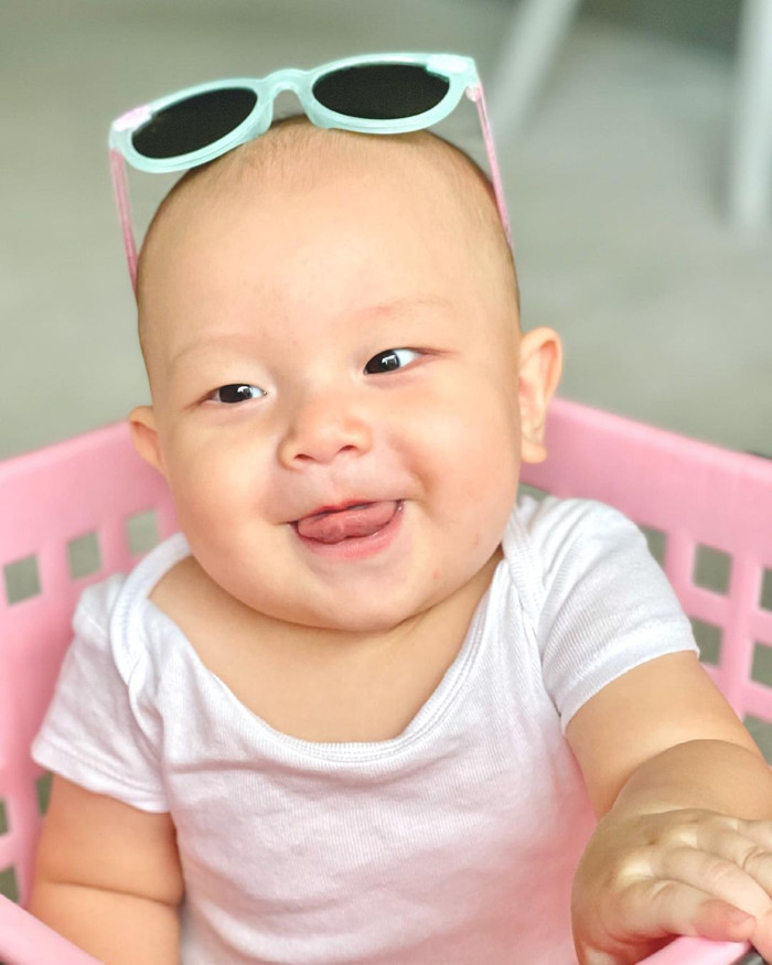 Biểu cảm le lưỡi cười với chiếc kính vắt trên đầu của Leon khiến ai nhìn cũng phải 'ôm tim' vì quá đỗi dễ thương.