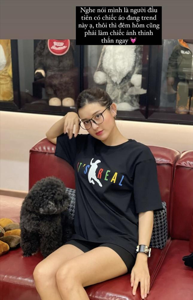 Huyền My chia sẻ chiếc áo này được nam cầu thủ tặng, khi nhận được do quá thích thú nên chân dài đã chụp ảnh cùng nó ngay.