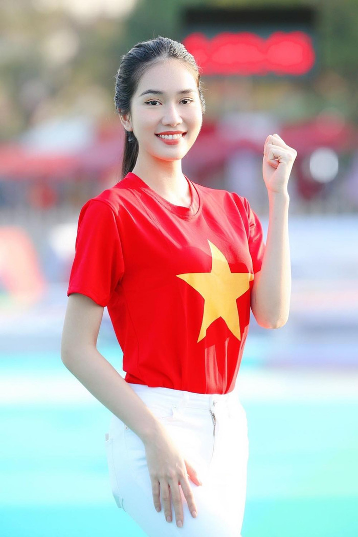 Dành tình cảm tuyệt đối cho những người hùng sân cỏ, Á hậu Phương Anh hứa hẹn nếu Việt Nam thắng UAE cô sẽ biến hình tóc ngắn cho cả nhà xem.