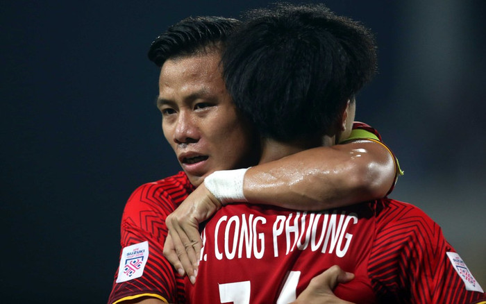 Phó hiệu trưởng trường Đại học Nông Lâm và thầy Hồ Thiện Vinh dự đoán trận Việt Nam - UAE Ảnh 2