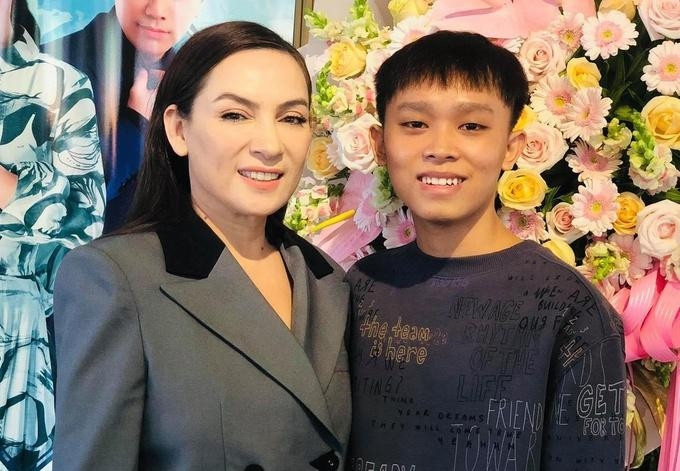 Phi Nhung và con nuôi Hồ Văn Cường.