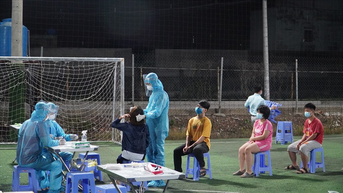 Lực lượng y tế TP.HCM lấy mẫu xét nghiệm COVID-19 cho người dân. Ảnh: Lao Động