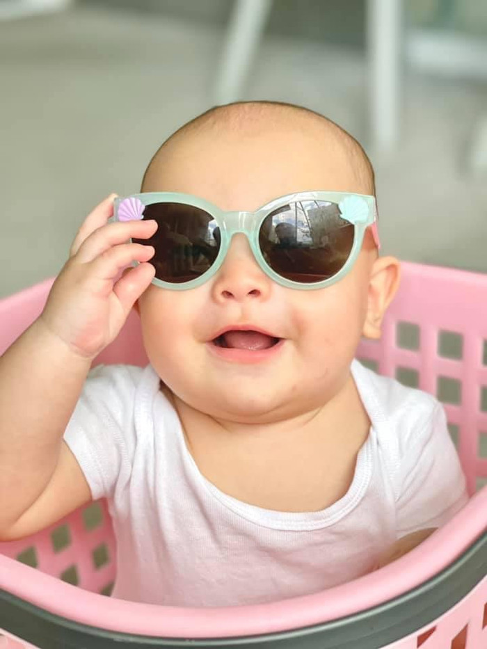 Nếu Lisa trông sang chảnh bao nhiêu thì cậu út Leon lại 'gây cười' bấy nhiêu.